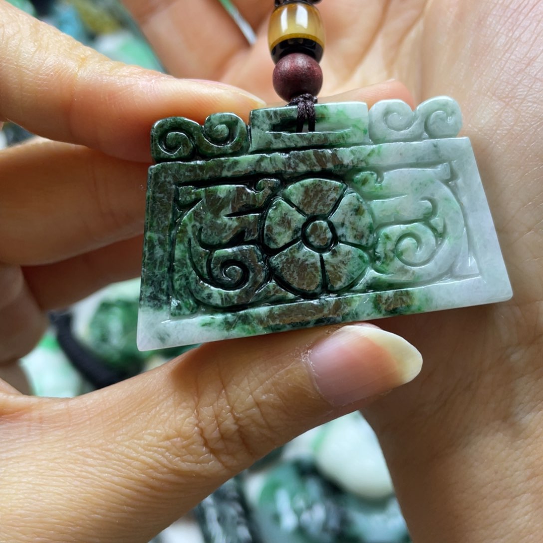 翡翠颈饰未镶嵌牌子