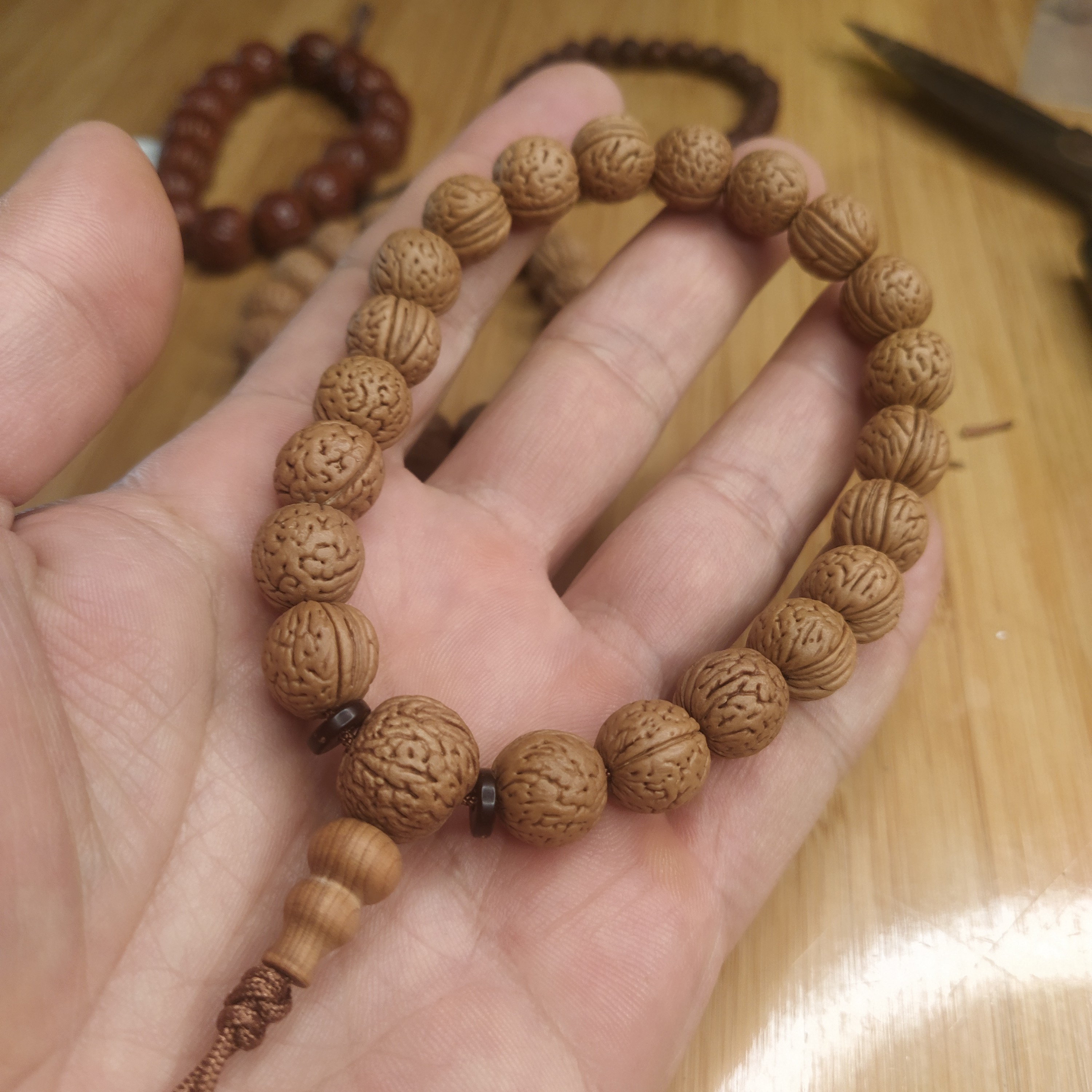 25号11毫米小桃核手持小金豆一物一图