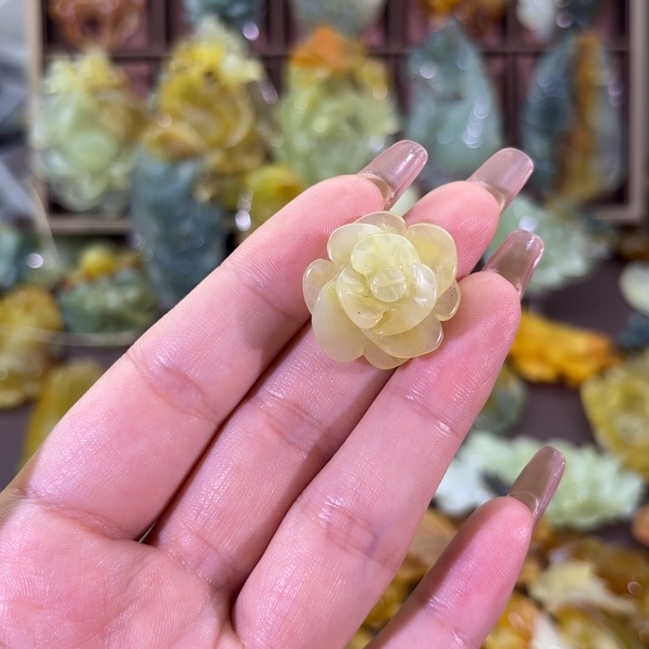 未镶嵌蛇纹石玉颈饰楠*?