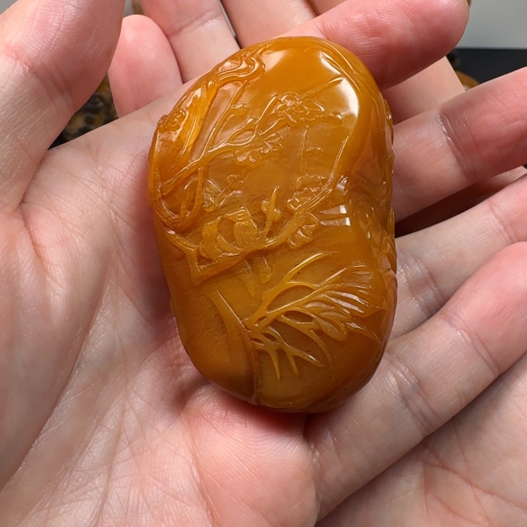 田黄石鱼***游120克田黄浮雕摆件