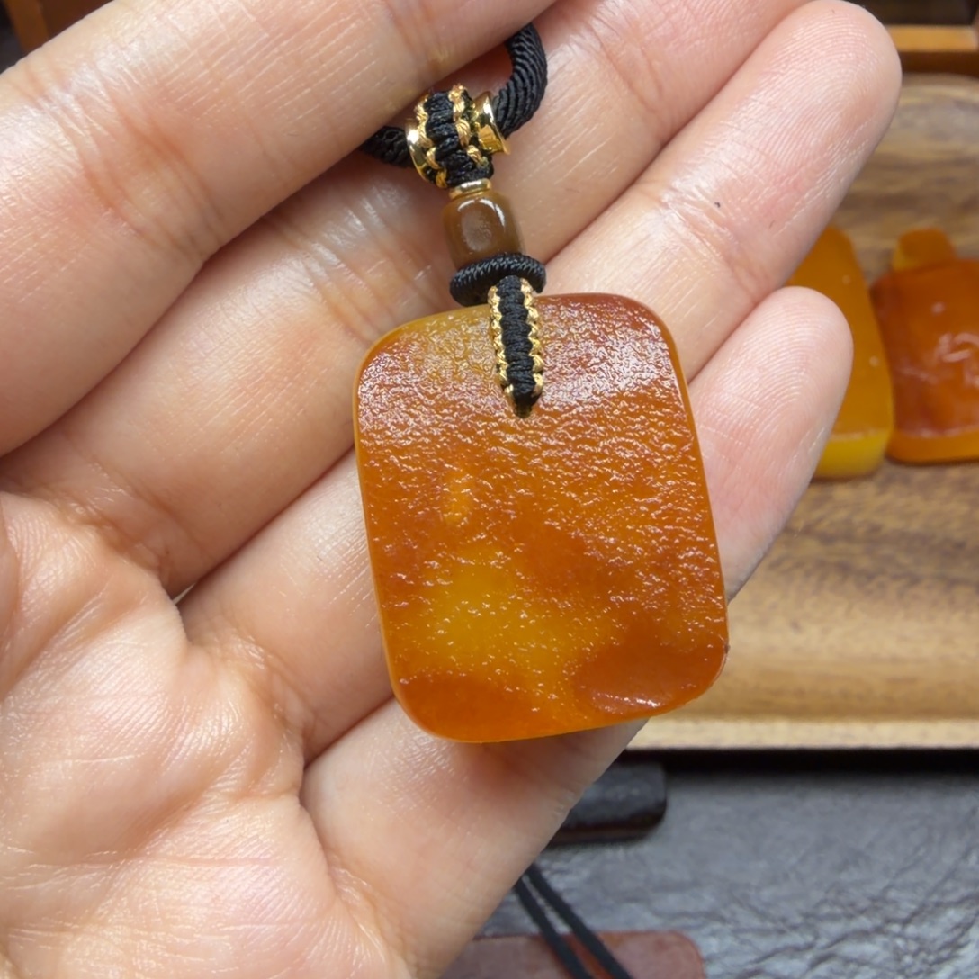 琥珀未镶嵌吊坠(赠链)