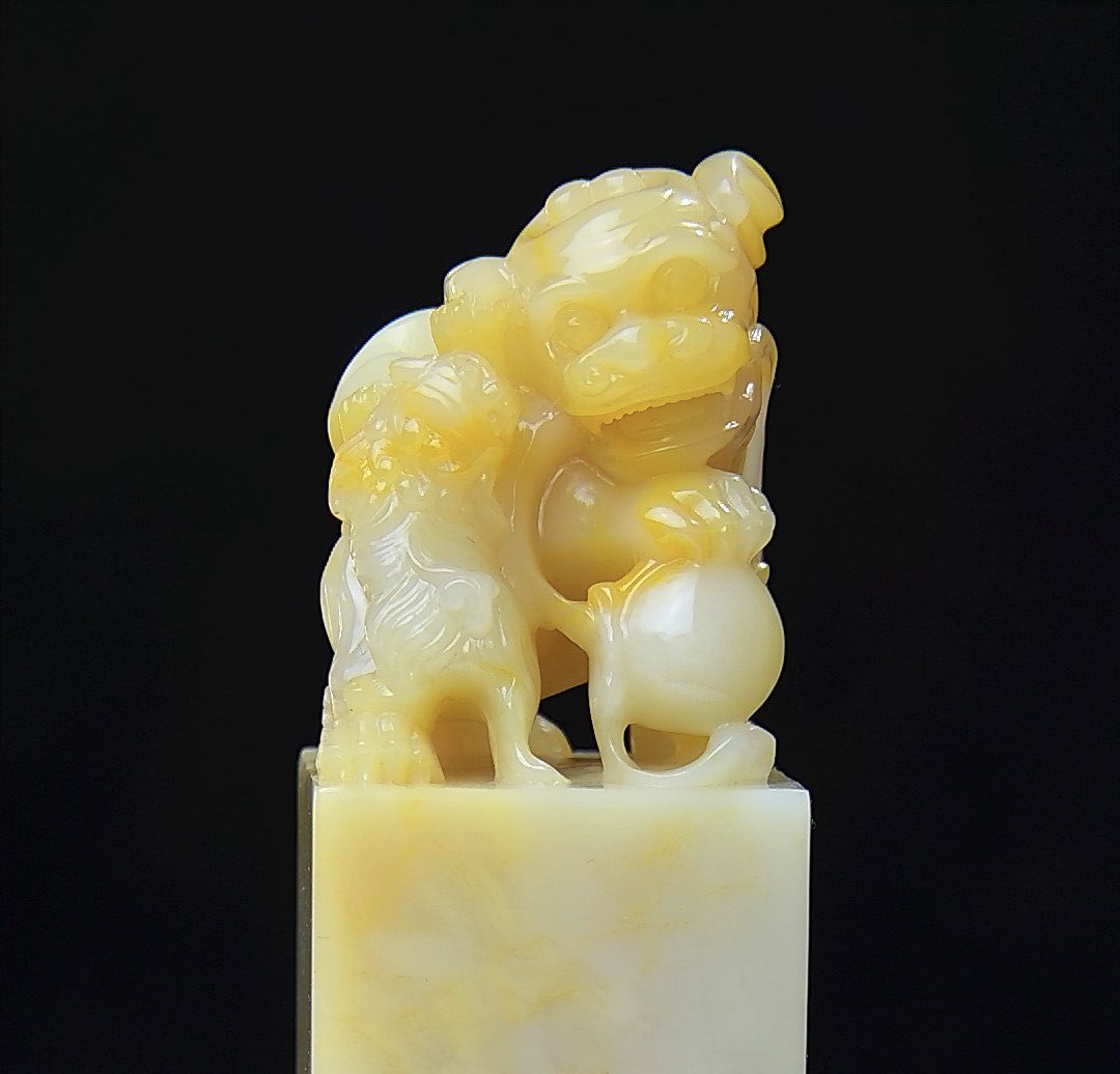 寿山芙蓉石，瑞兽戏球