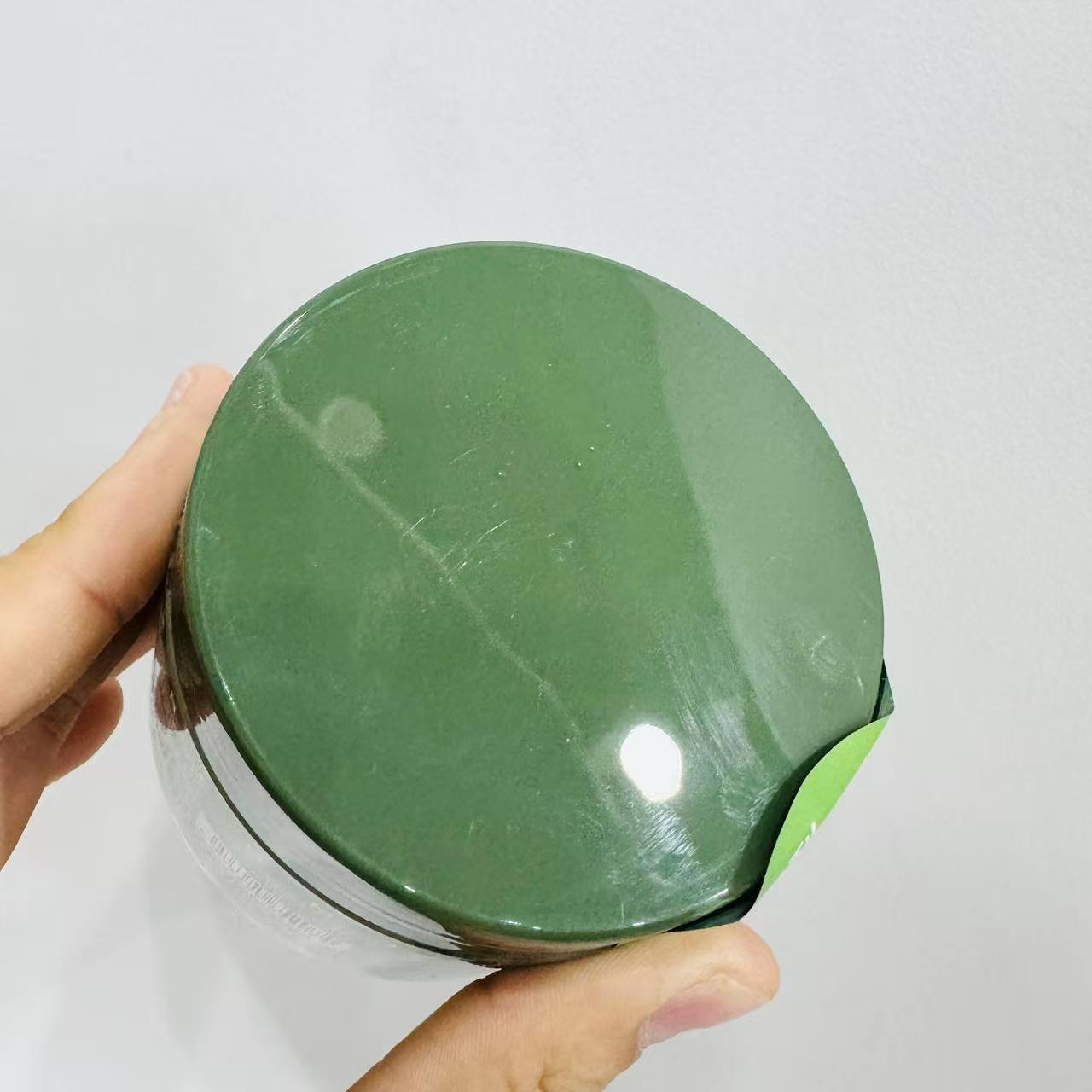 清新白茶香的绿瓶磨砂膏    