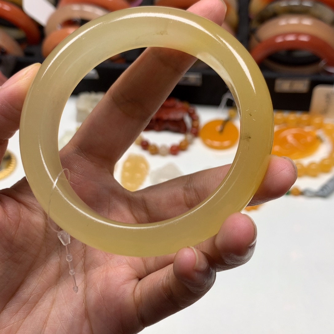 未镶嵌石英质玉（黄龙玉）手镯