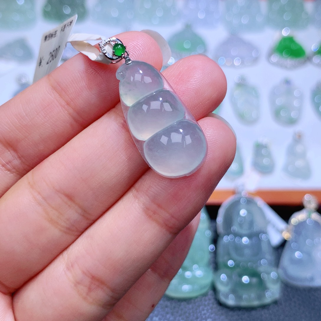 颈饰18K金镶嵌翡翠福豆