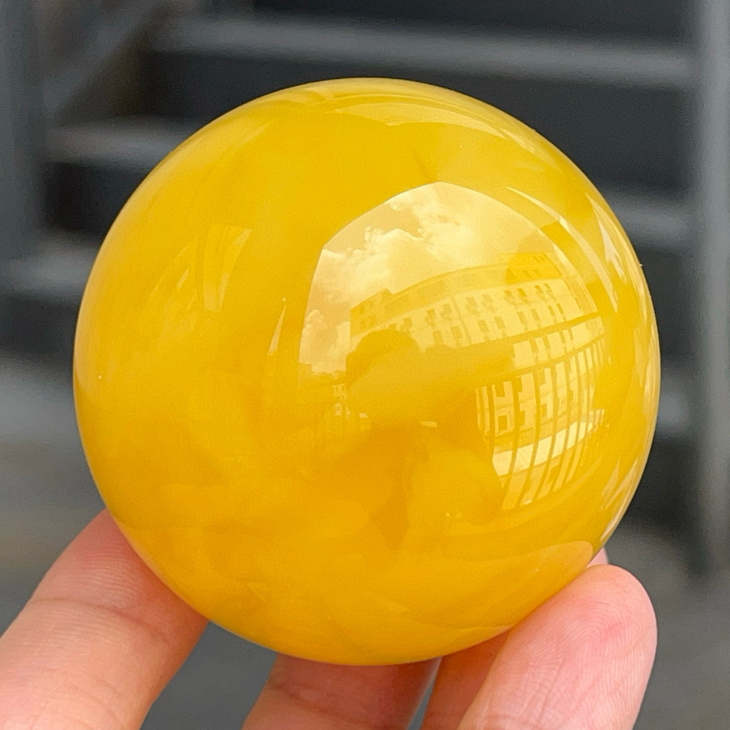 精美焦皮料暴力鸡油黄蜜蜡大球，规格51.3mm
