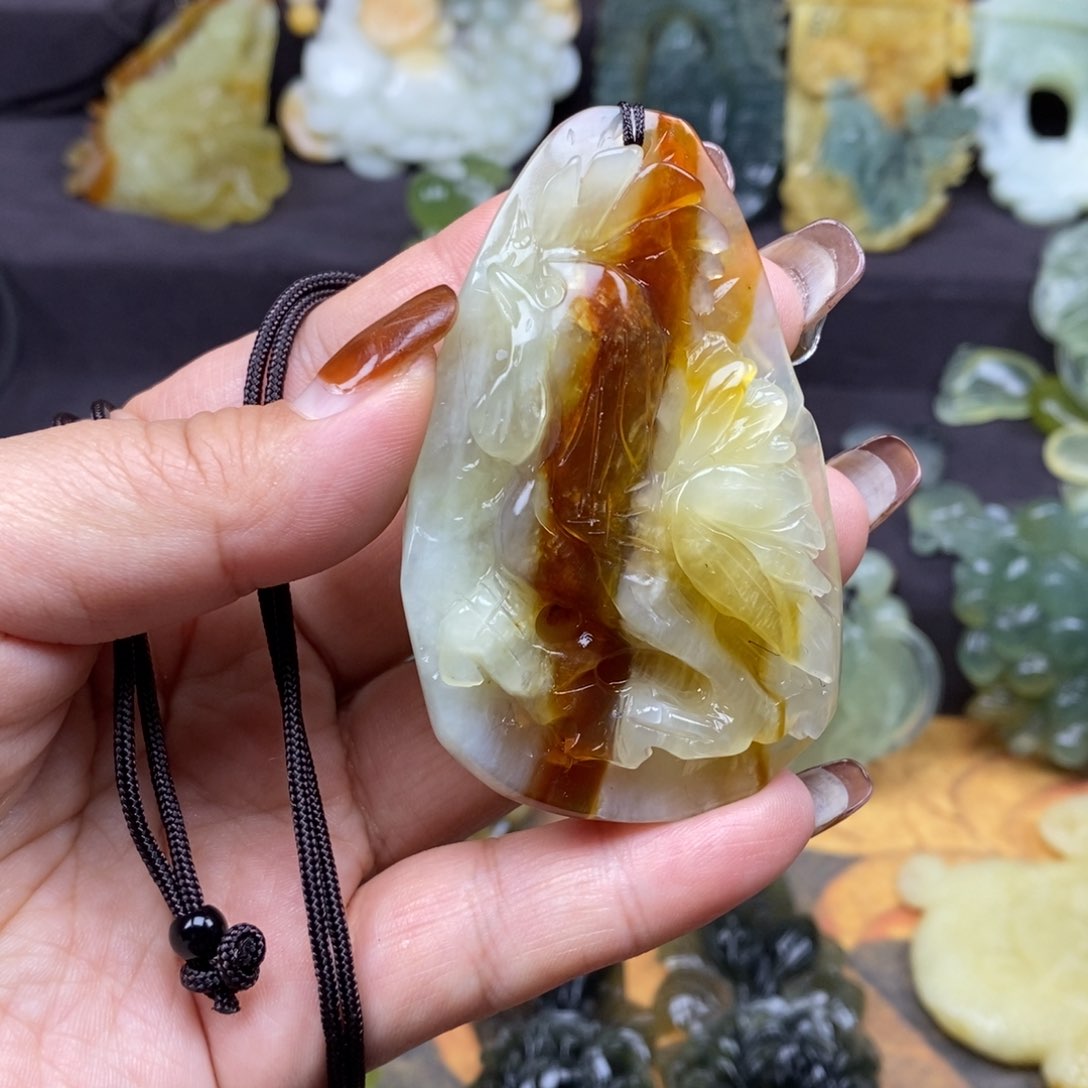 蛇纹石玉颈饰未镶嵌