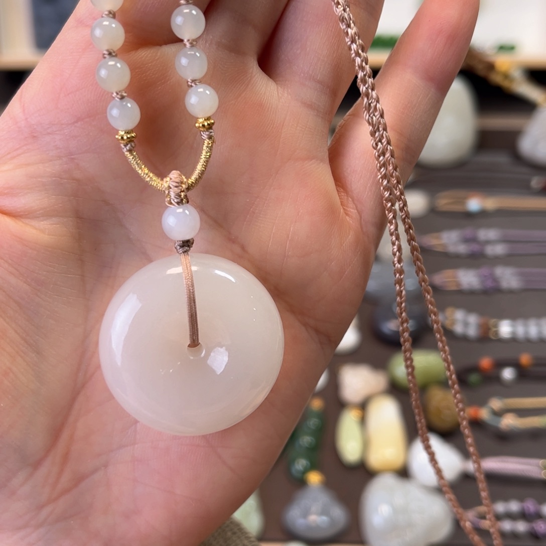 和田玉颈饰未镶嵌藕粉平安扣