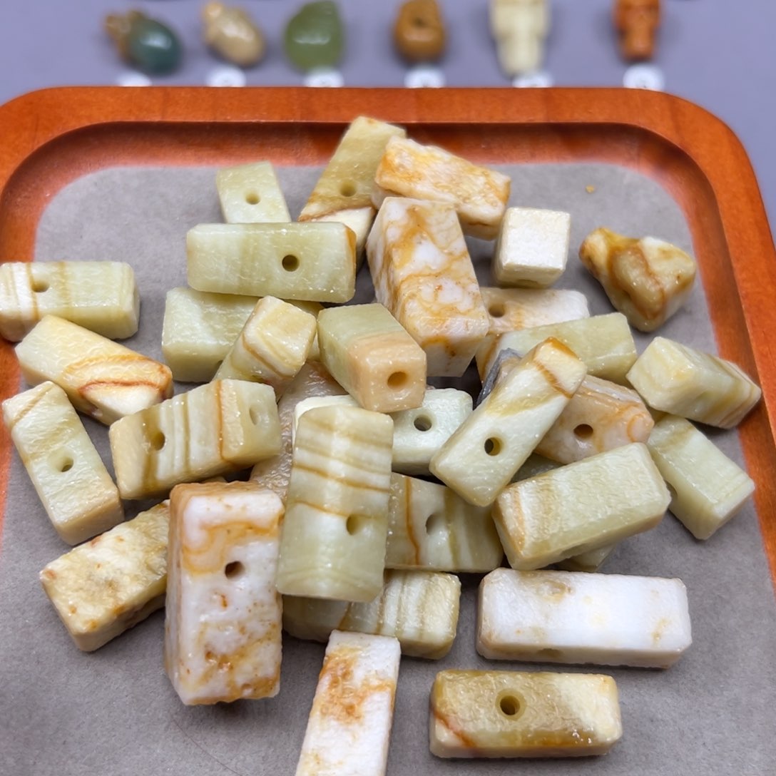 蛇纹石玉颈饰未镶嵌