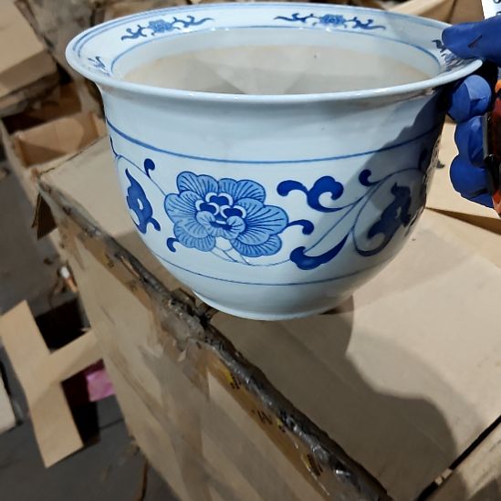 瓷片盘子碗茶壶啥都有