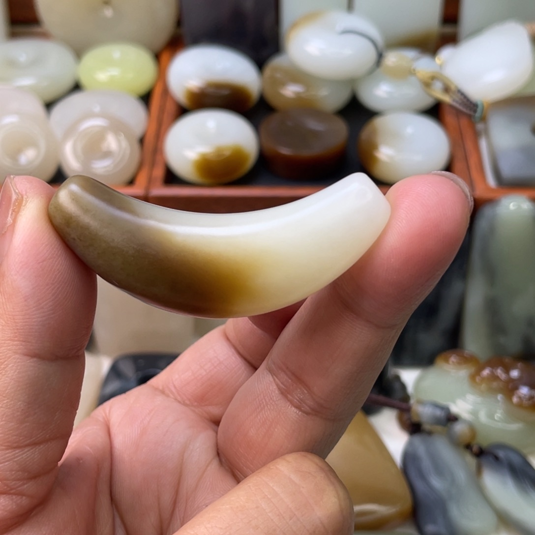 和田玉颈饰未镶嵌