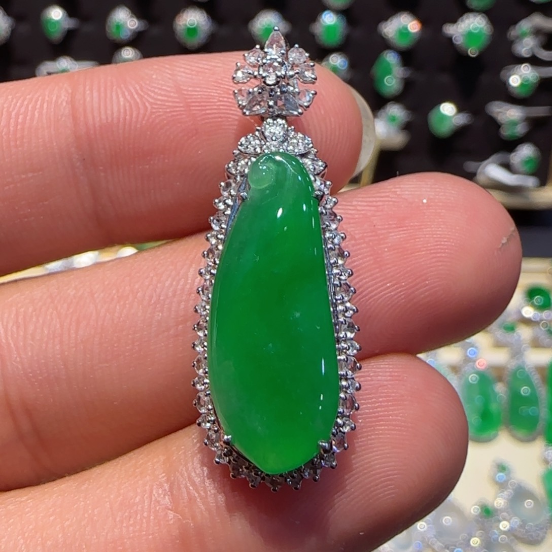 翡翠颈饰18K金镶嵌吊坠