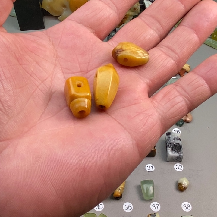 鸽***下蛇纹石玉未镶嵌文玩百搭配饰