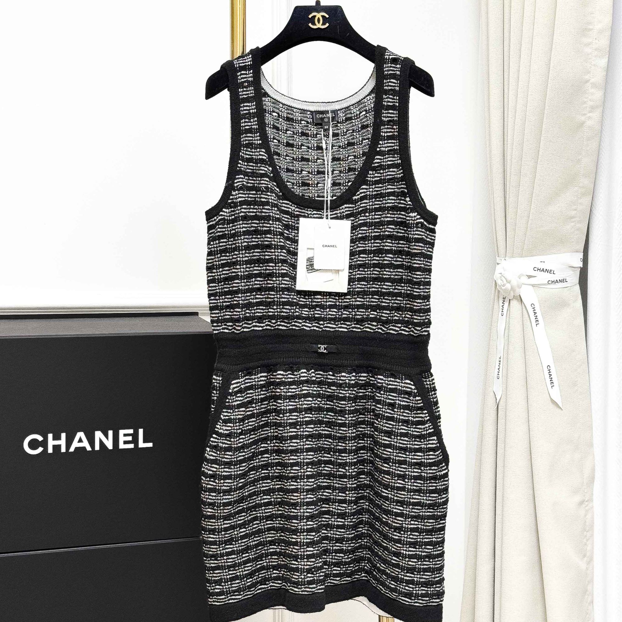 99新 Chanel/香奈儿 38码25P黑白条纹针织无袖束腰背心连衣裙