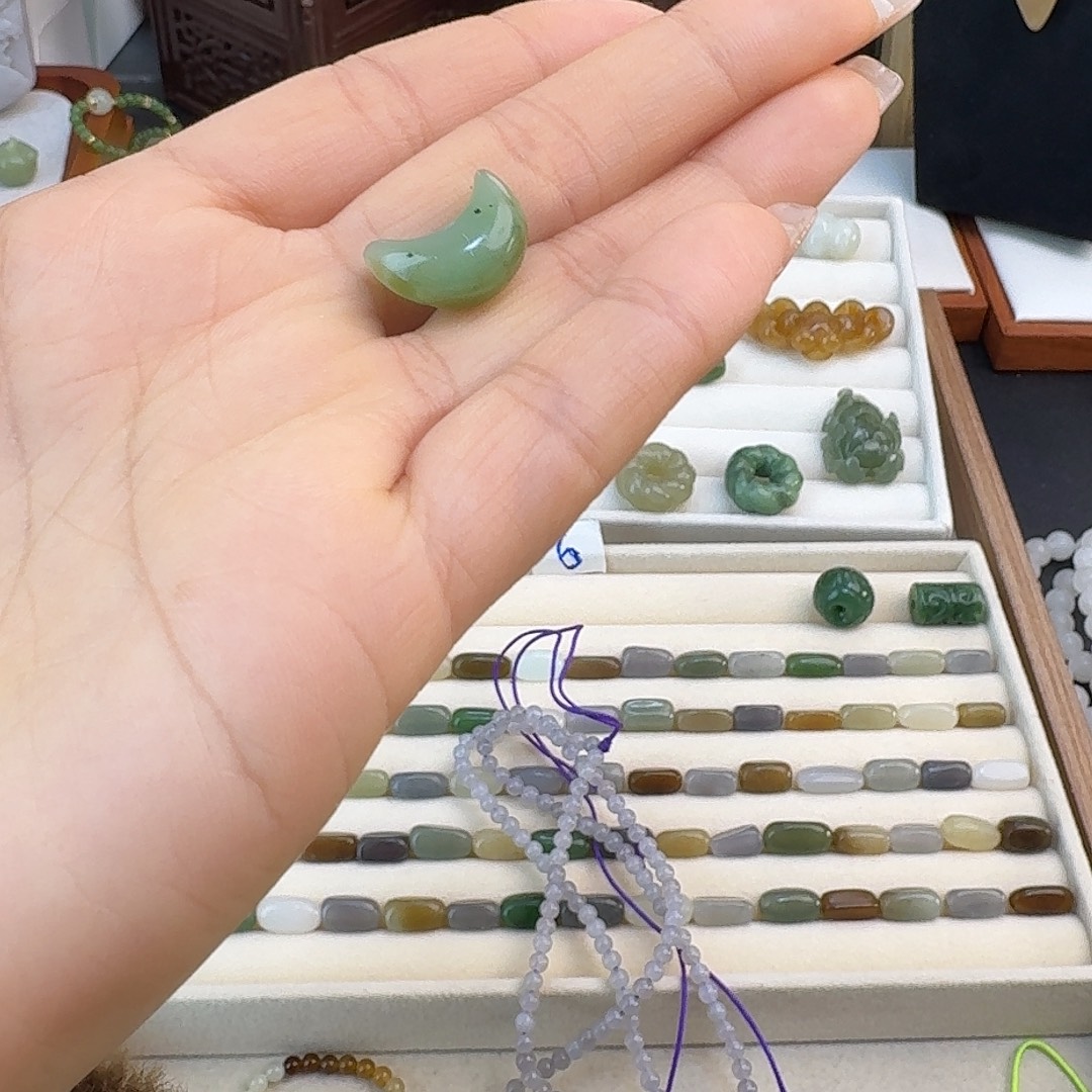 荔****和田玉未镶嵌珠宝半成品