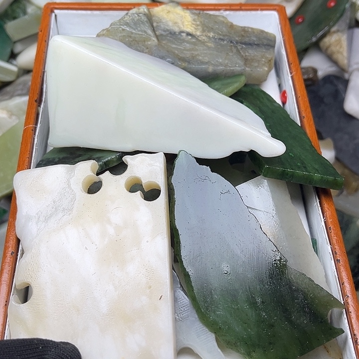 未镶嵌和田玉（翠青玉）珠宝奇石鑫*一