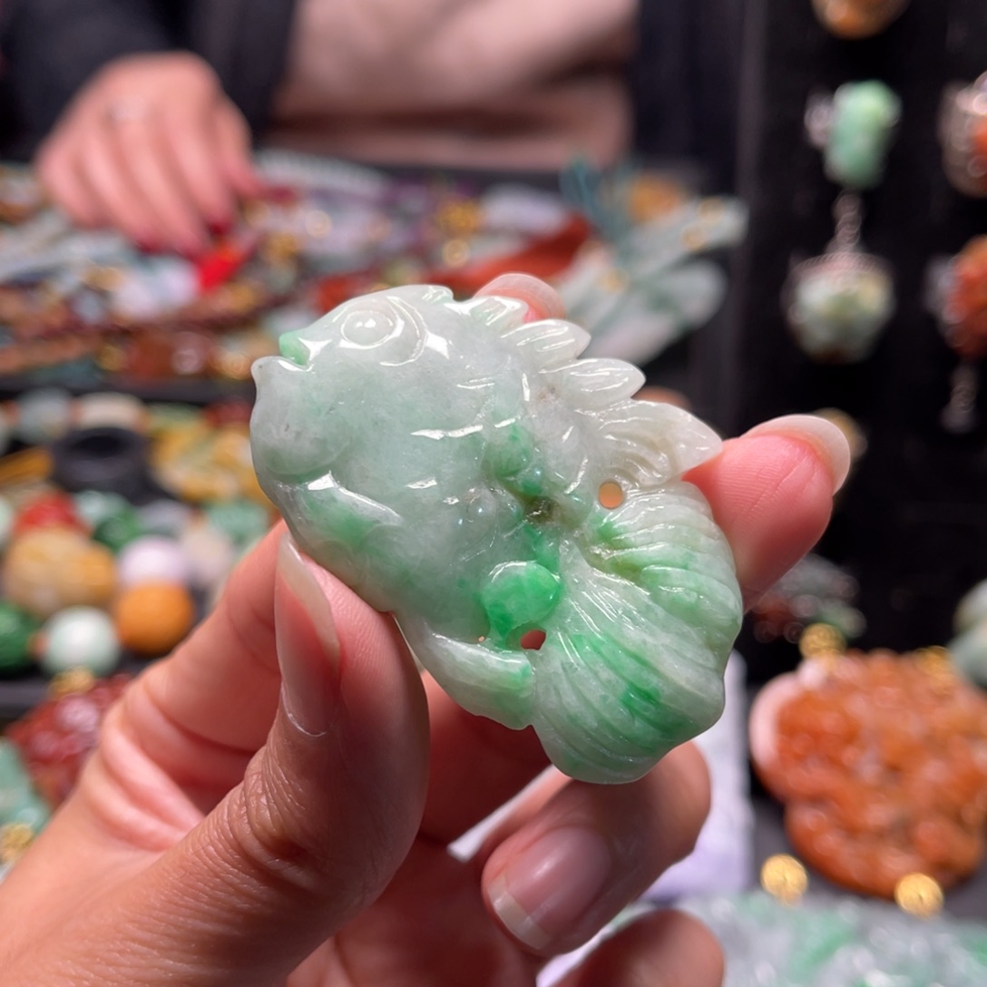 翡翠颈饰未镶嵌vvvvvvhgggghhvb