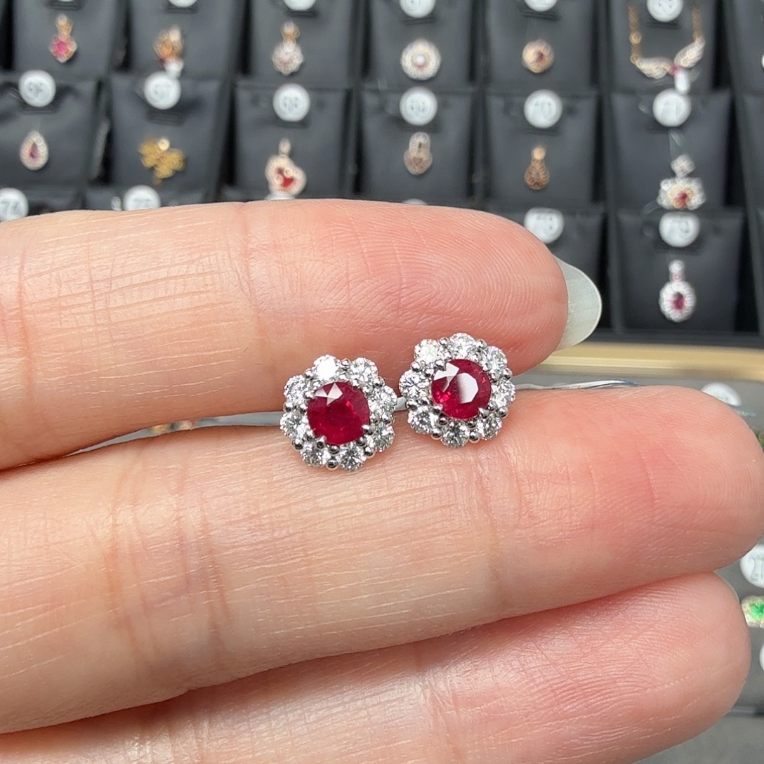 红宝石18K金镶嵌耳饰缅甸鸽血红双生花0.76克拉