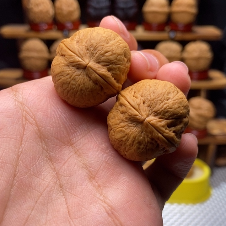 文玩核桃吊坠龙珠24