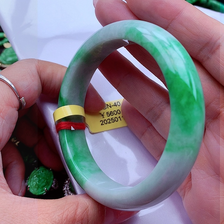 翡翠手镯未镶嵌翡翠