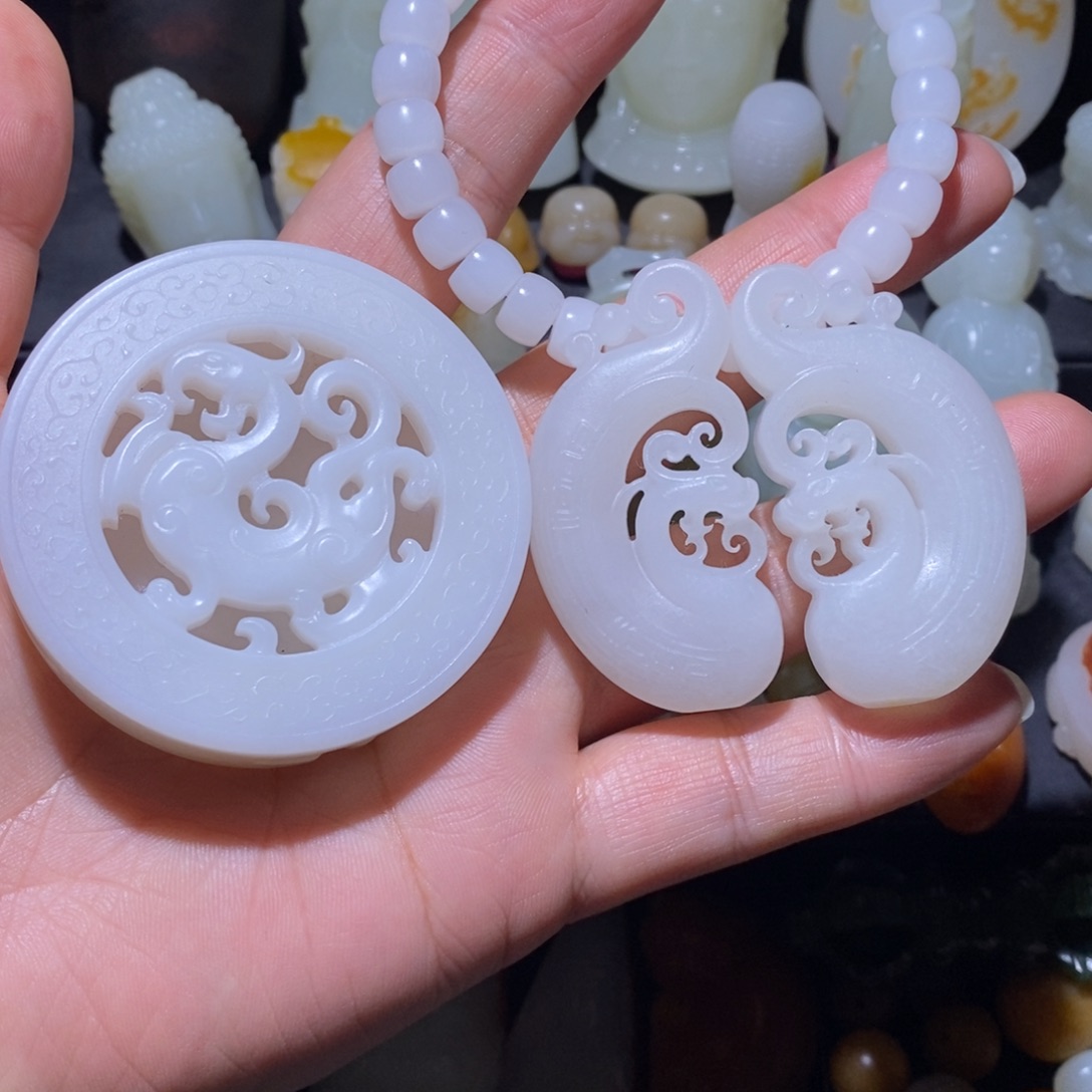 与***行和田玉未镶嵌颈饰