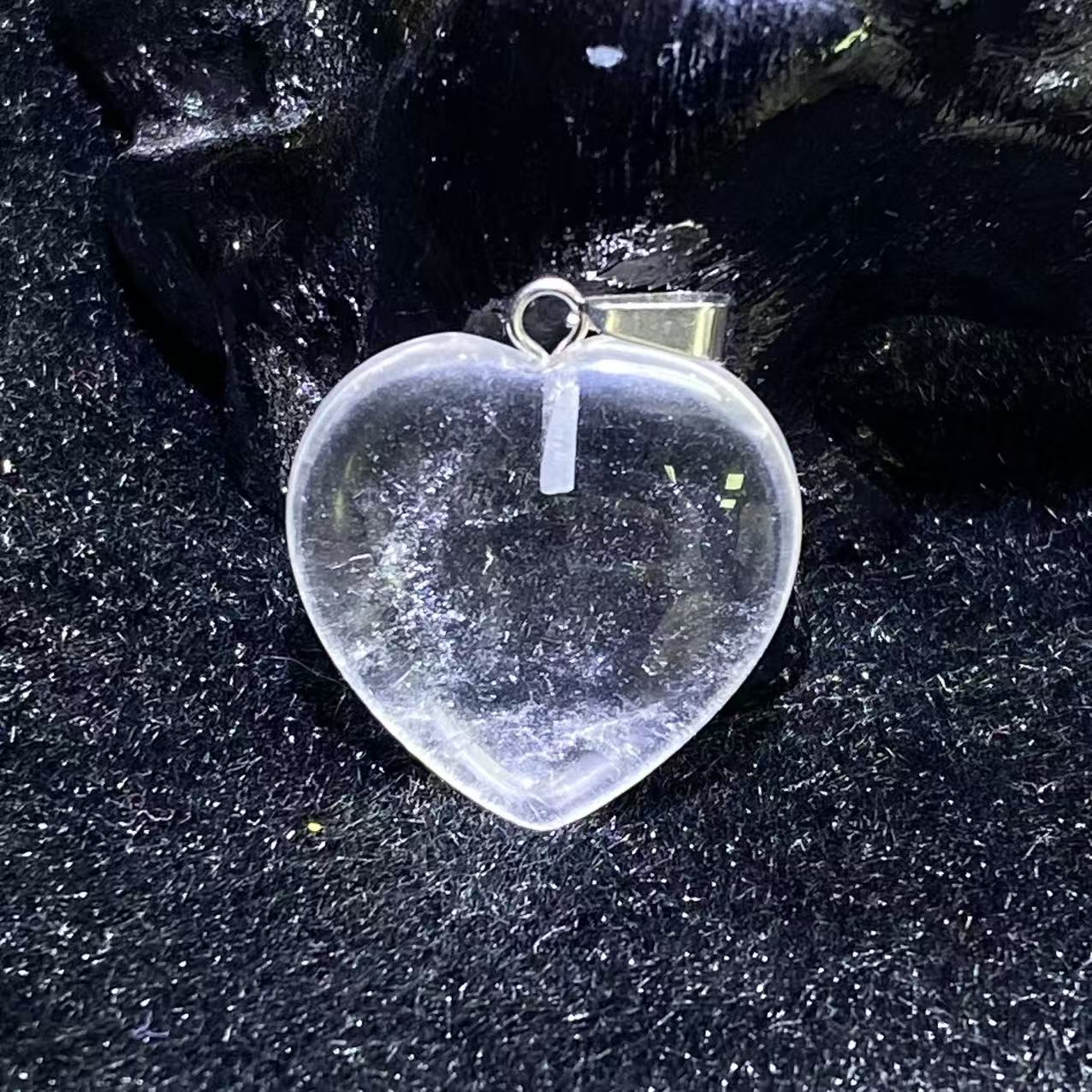 C11338-白阿赛白水晶爱心吊坠-配绳