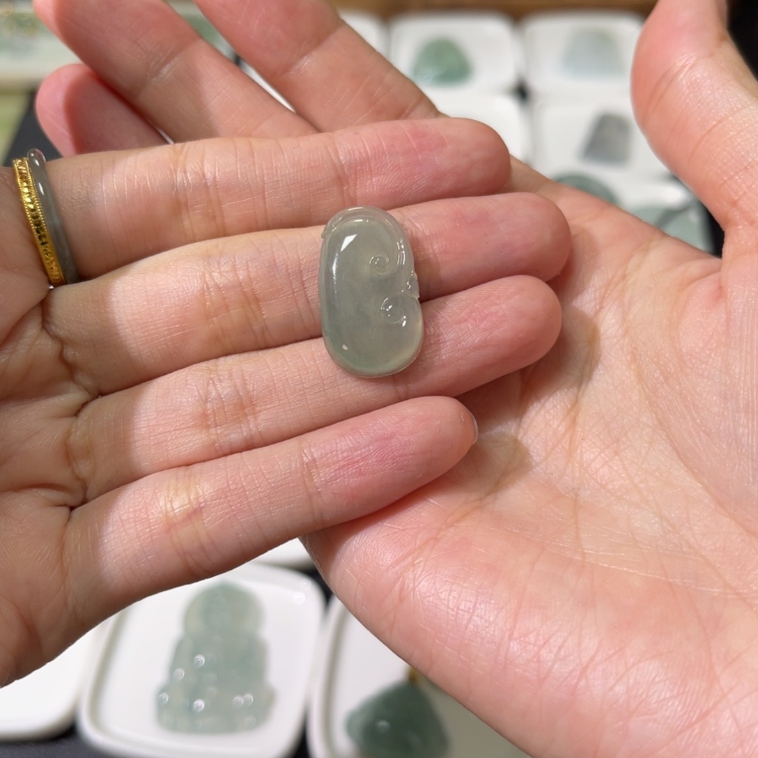 翡翠未镶嵌颈饰如意