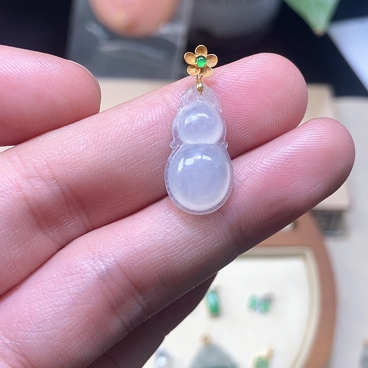 颈饰18K金镶嵌翡翠
