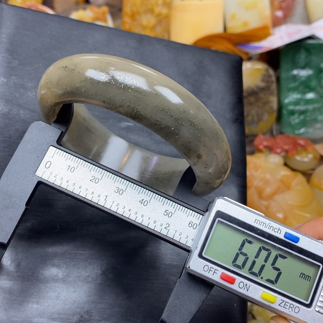 石英质玉（黄龙玉）颈饰未镶嵌