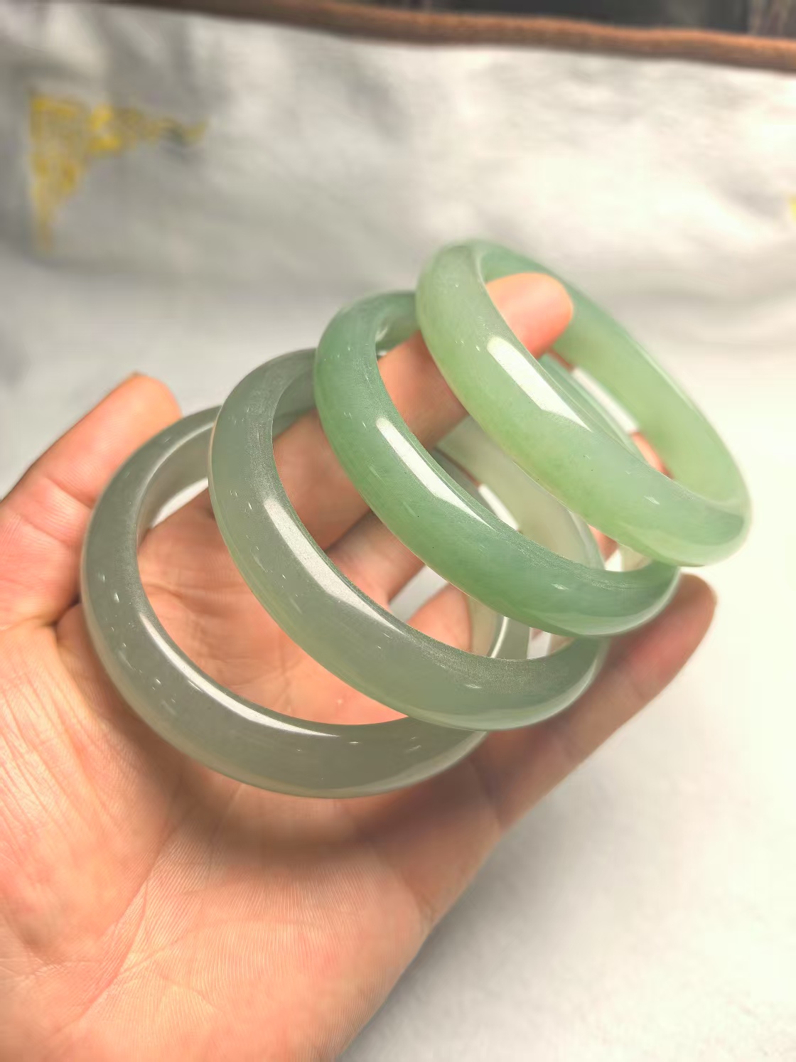 浅绿东陵手镯（有石纹水线色根色点，拍一发一多样发货）