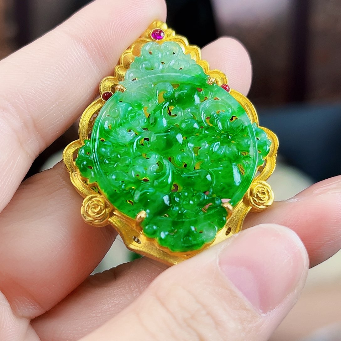 翡翠18K金镶嵌颈饰吊坠