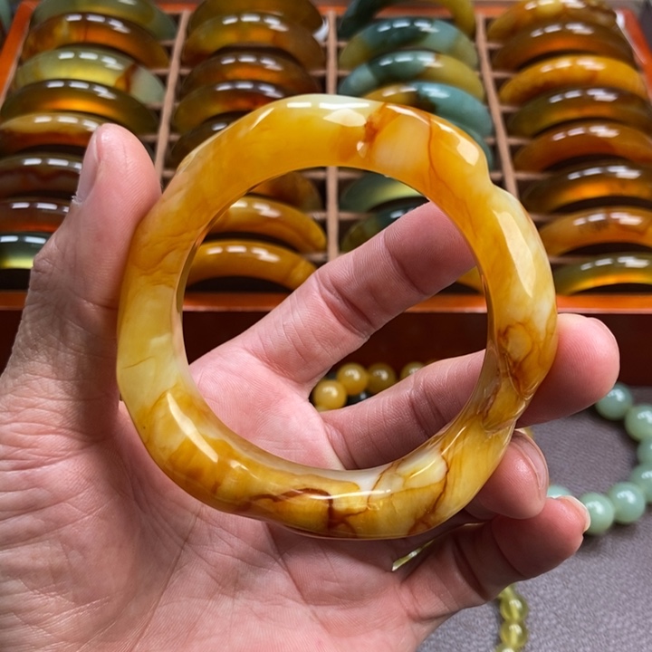 蛇纹石玉手镯未镶嵌在***月