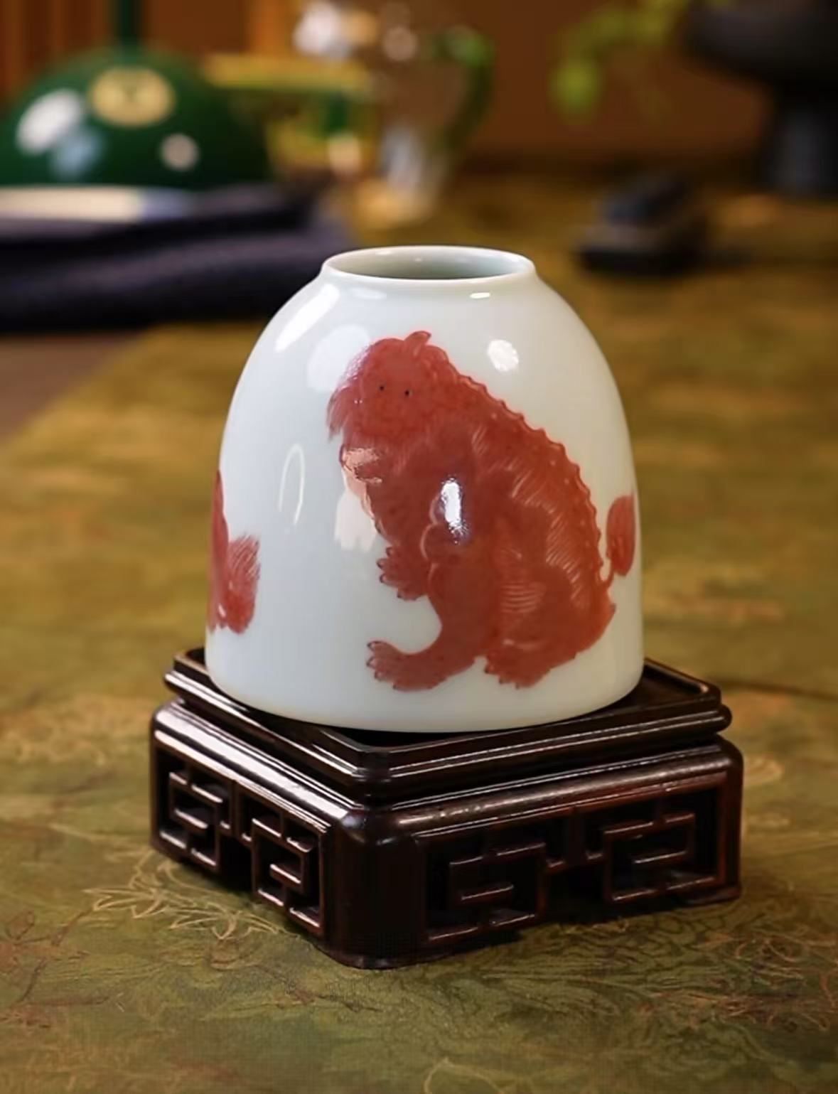 釉里红三瑞兽水罐陶瓷