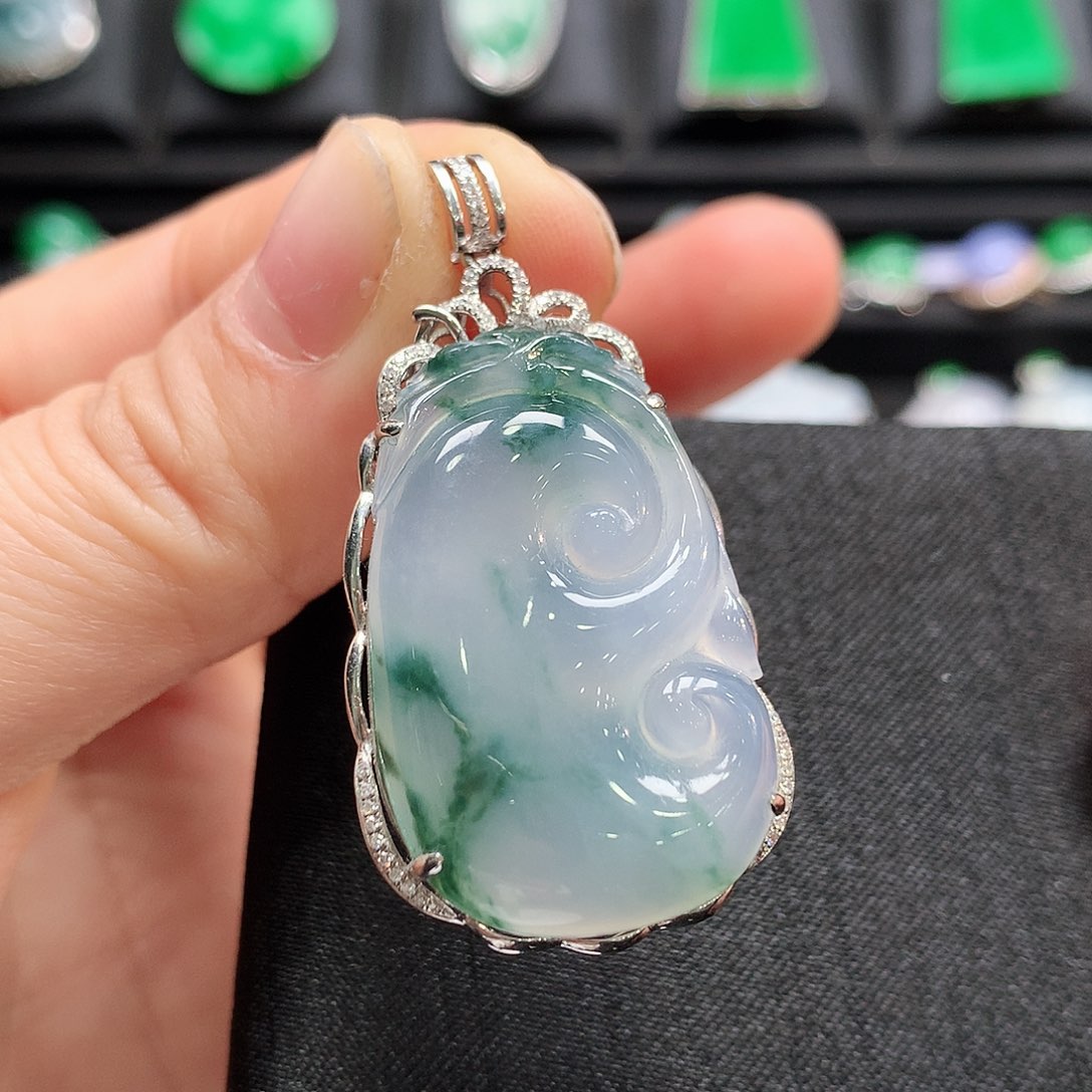 翡翠颈饰18K金镶嵌如意