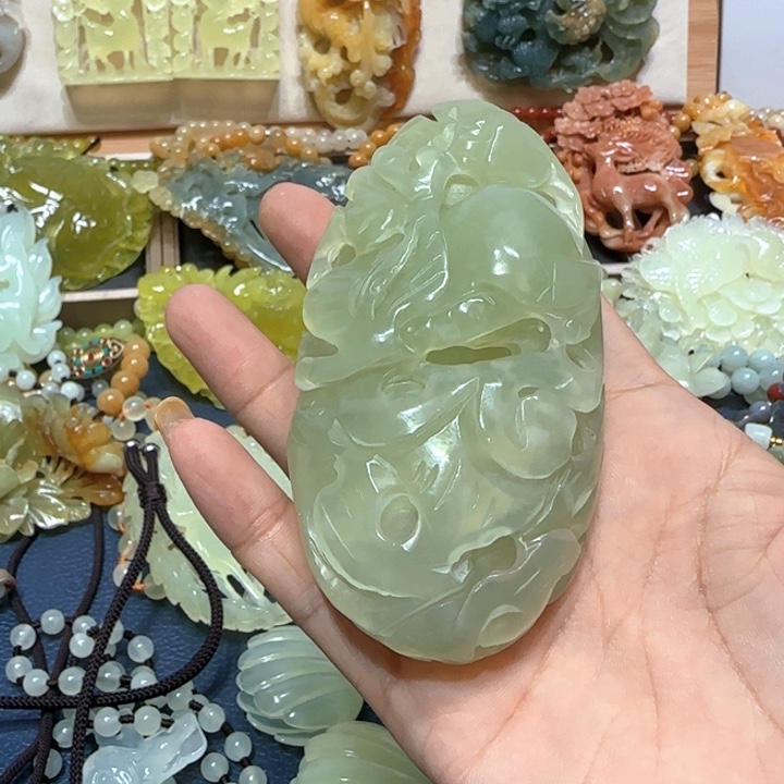 未镶嵌蛇纹石玉吊坠