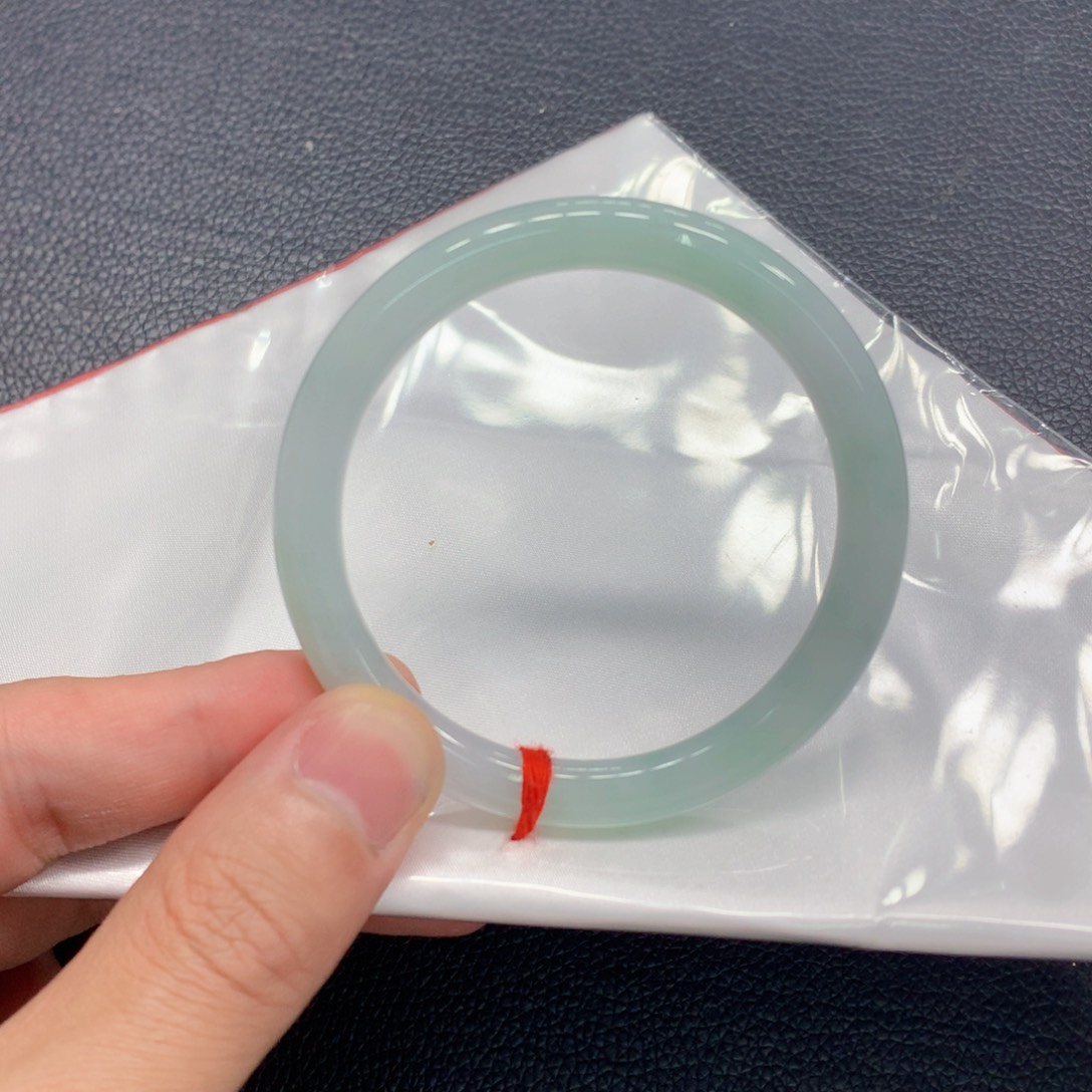 翡翠手镯未镶嵌翡翠