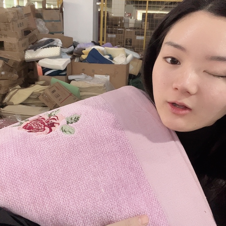 紫色刺绣沙发垫60*60啦啦啦啦