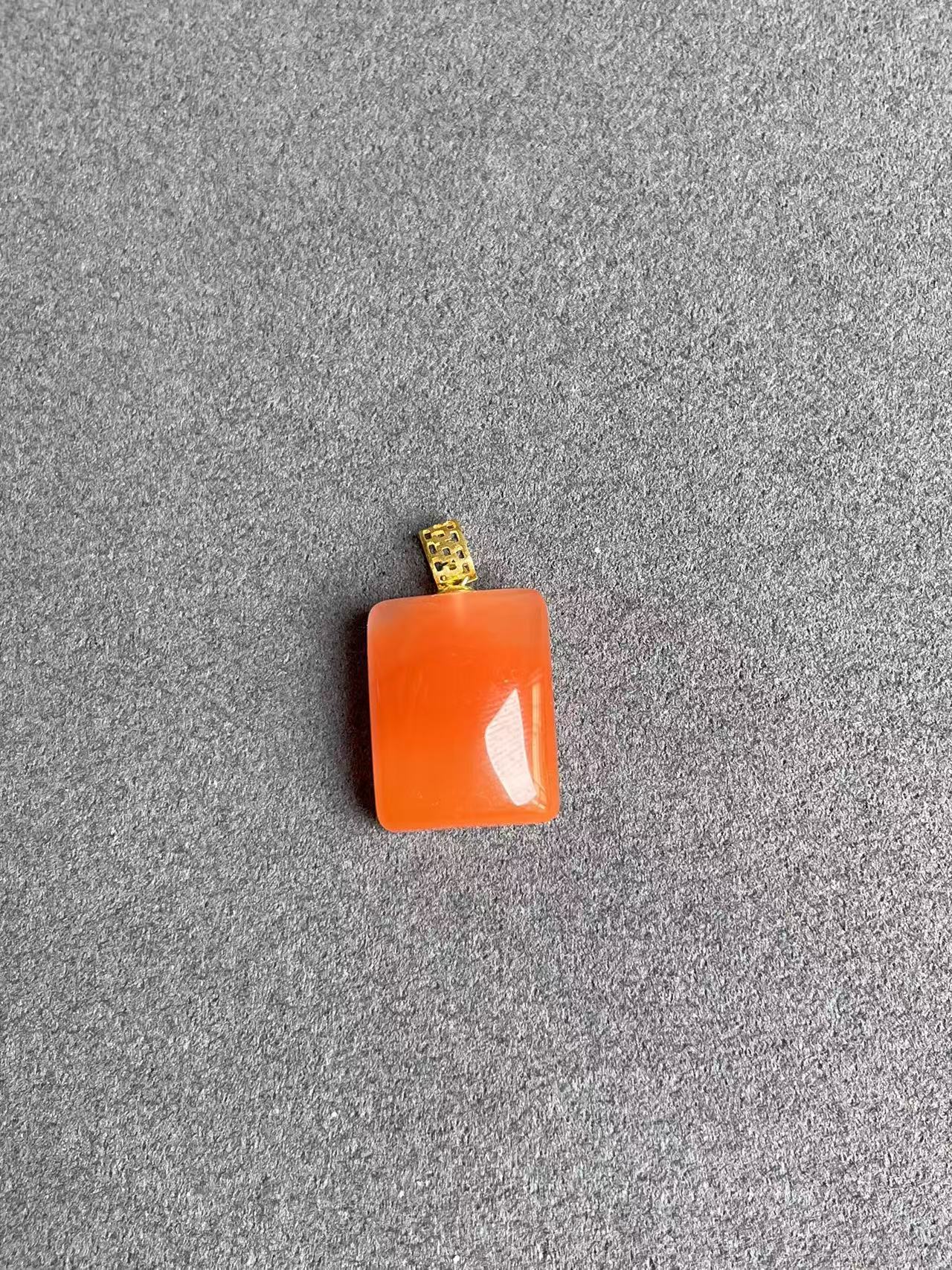 18K金镶嵌天然南红玛瑙无事牌吊坠