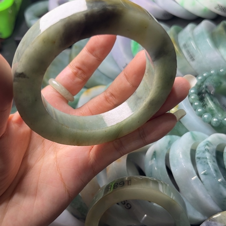 定制翡翠未镶嵌翡翠手镯