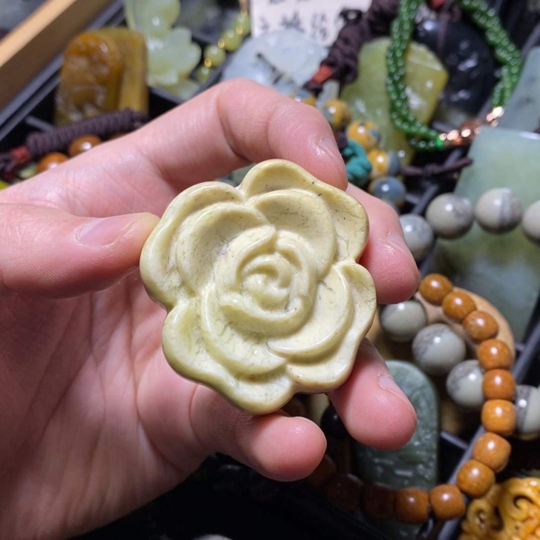 蛇纹石玉未镶嵌颈饰