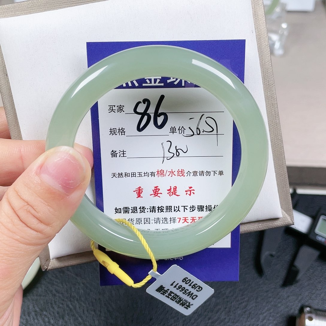 和田玉未镶嵌手镯