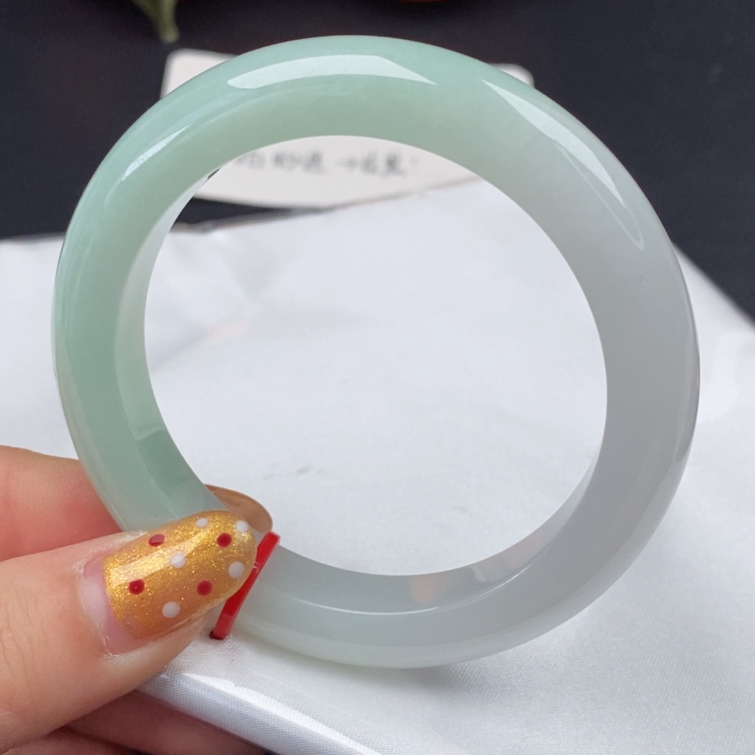 翡翠手镯未镶嵌55圈口