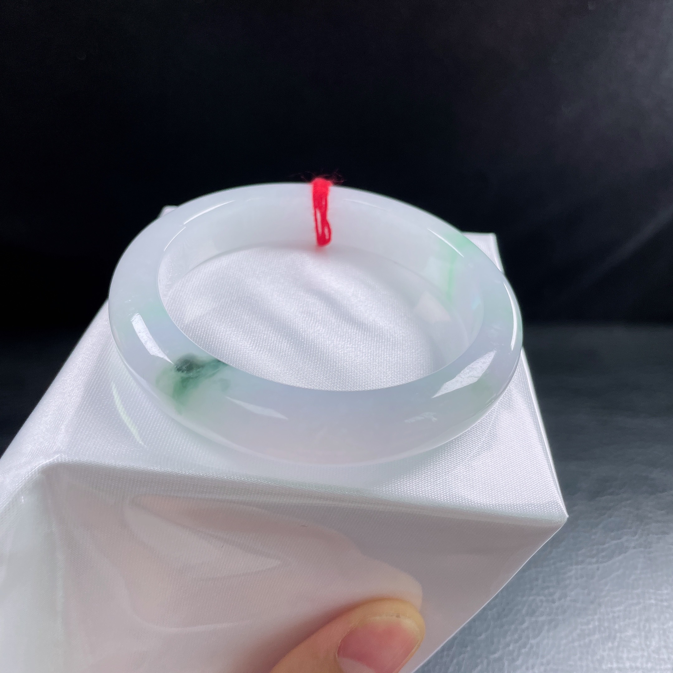 55圈冰糯春彩飘绿宽边手镯 有纹