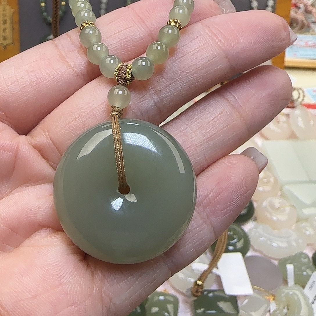 用***好和田玉未镶嵌颈饰