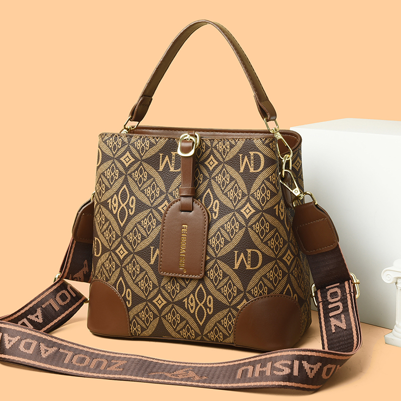 【长22高20厚12cm】水桶包休闲风斜挎包妈妈包包时尚印花百搭1987棕