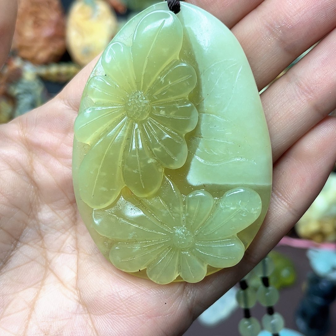 蛇纹石玉颈饰未镶嵌