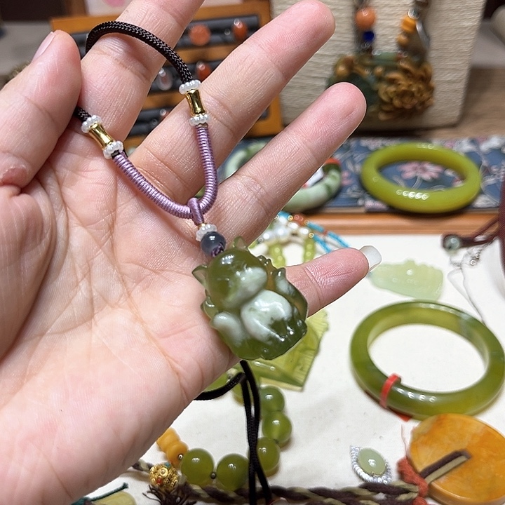 蛇纹石玉吊坠未镶嵌