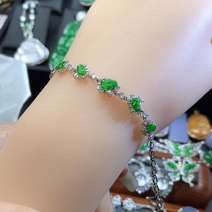 颈饰18K金镶嵌翡翠