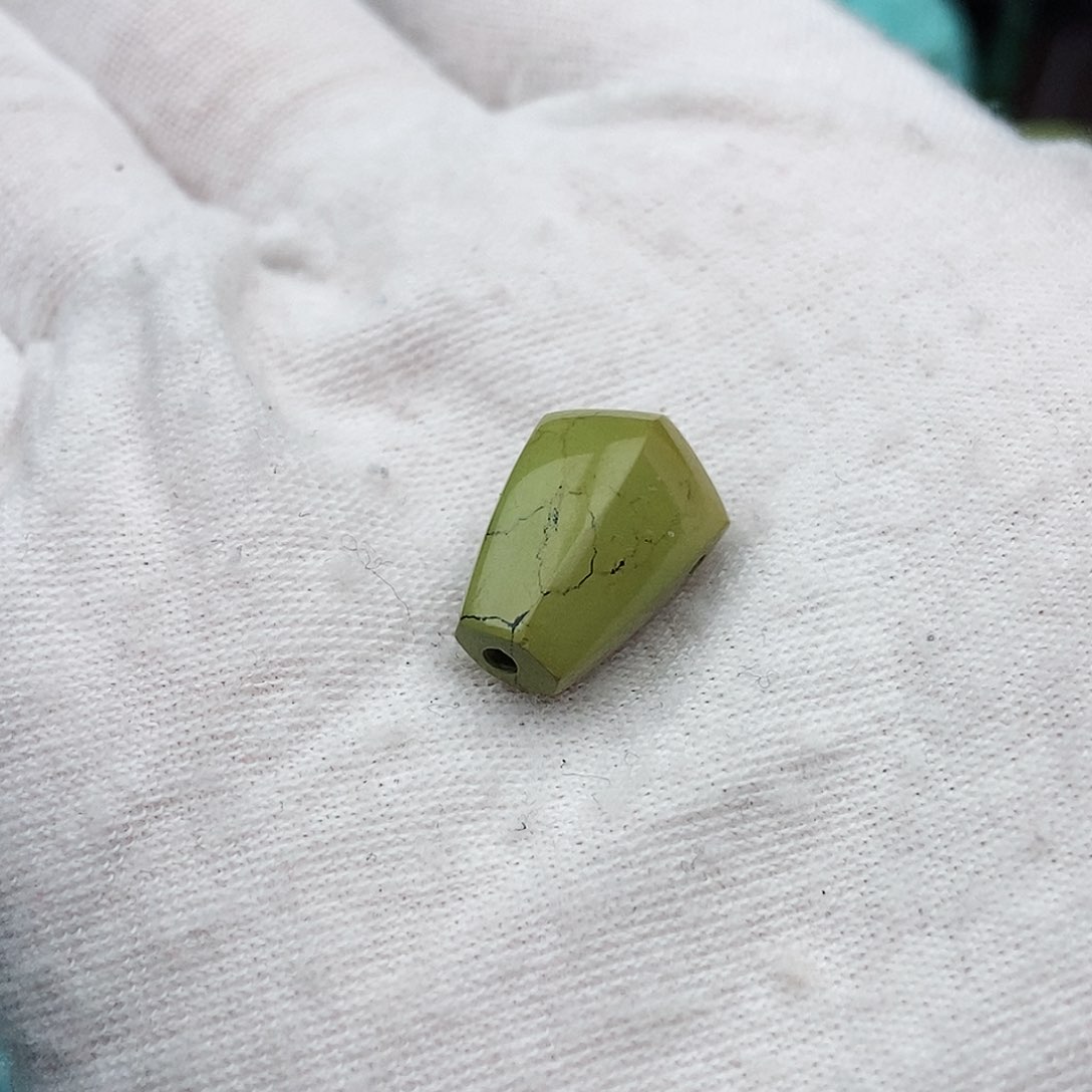 绿松石颈饰未镶嵌