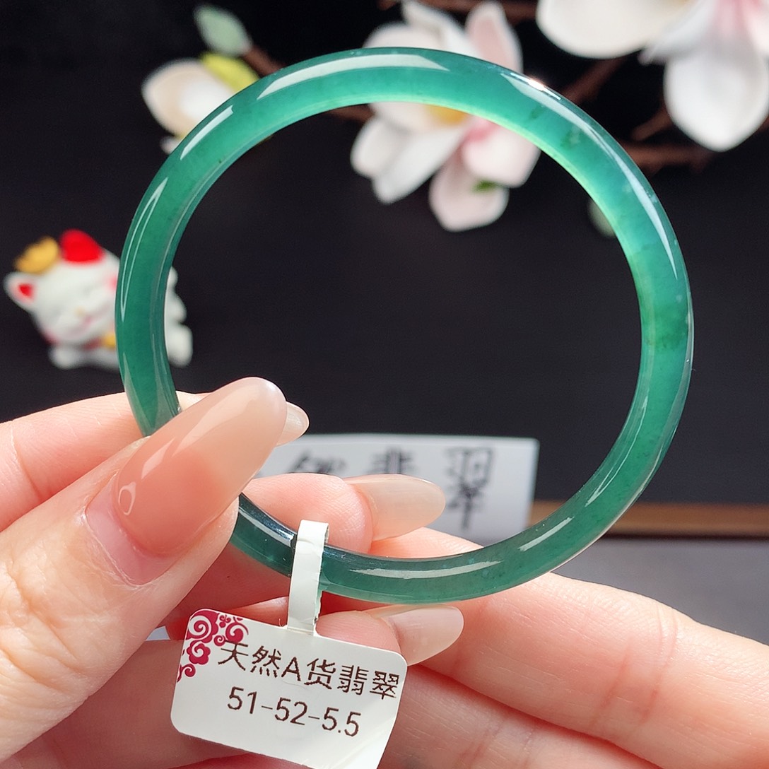 翡翠手镯（圆镯）未镶嵌。****2